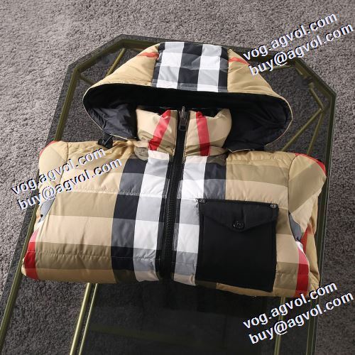 リバーシブル仕様 機能性も備えたアイテム バーバリー BURBERRY フードづき バーバリーコピー 2021秋冬 チェック柄 ポケットづき 何にでも合わせ易く格好良く決まる ライトダウンジャケット