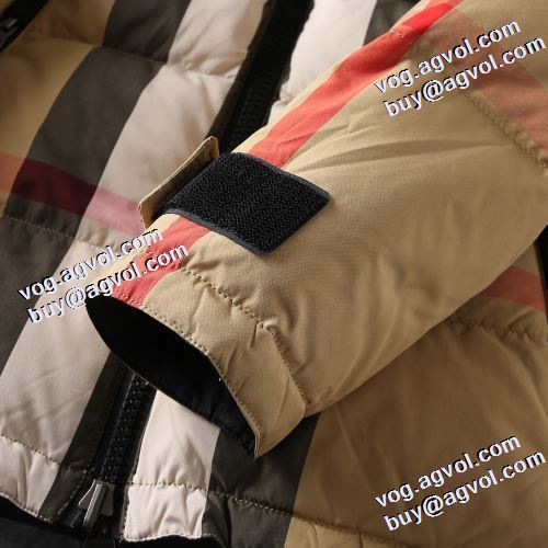リバーシブル仕様 機能性も備えたアイテム バーバリー BURBERRY フードづき バーバリーコピー 2021秋冬 チェック柄 ポケットづき 何にでも合わせ易く格好良く決まる ライトダウンジャケット