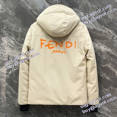 フェンディ FENDI 使い勝手が良く フェンディブランド 偽物 通販 上品な色合い ライトダウンジャケット 2021秋冬 しっとりなめらかな極上の肌触り ポケットづき 2色可選 フィルパワーの高い 防寒具としての機能もバッチリ