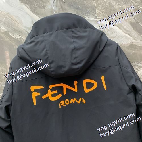 フェンディ FENDI 使い勝手が良く フェンディブランド 偽物 通販 上品な色合い ライトダウンジャケット 2021秋冬 しっとりなめらかな極上の肌触り ポケットづき 2色可選 フィルパワーの高い 防寒具としての機能もバッチリ
