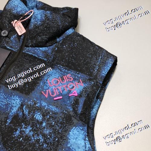 2021秋冬 ルイ ヴィトンスーパーコピー 軽量ダウン ベスト 大好評 ステンカラー ルイ ヴィトン LOUIS VUITTON 軽くて暖かい 目が覚めるような鮮やかな色