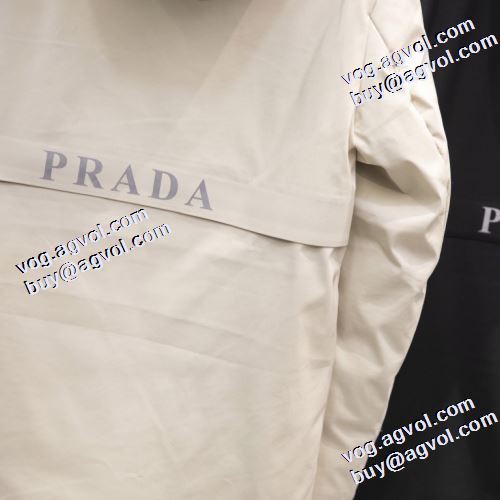 極上の着心地 ロングコート 着心地 の良い プラダ PRADA 2021秋冬 プラダスーパーコピー 2色可選 ダウンプレミアムダウンジャケット 大人っぼい  フードづき
