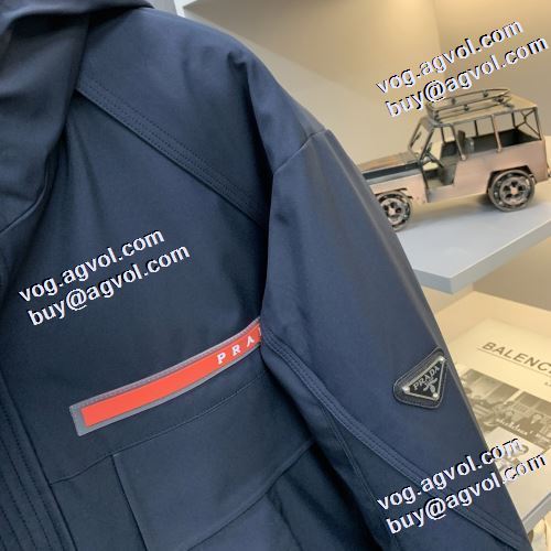 プラダ PRADA 軽量ダウンジャケット 注目のアイテム 首周りもあったかい 2色可選 プラダブランドスーパーコピー 汚れしにくい  2021秋冬