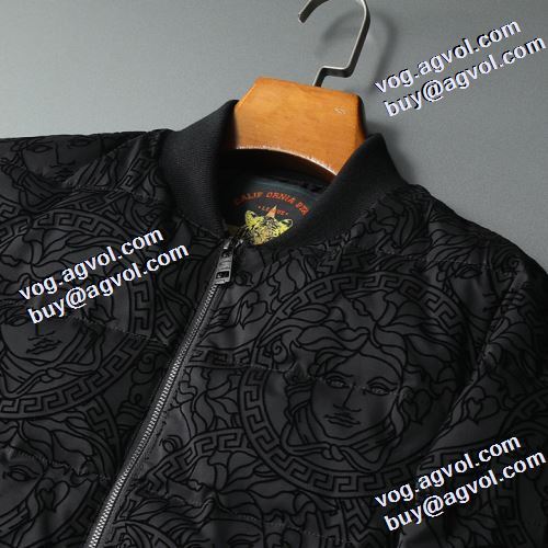 防風性にも優れた ヴェルサーチスーパーコピー 激安 2021秋冬 ヴェルサーチVERSACE ダウンジャケット ポップ 汚れしにくい