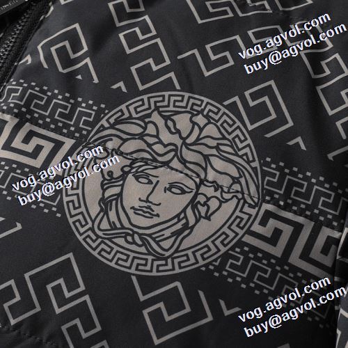 おしゃれに絶大な人気の ヴェルサーチブランド コピー 2021秋冬 ヴェルサーチVERSACE ダウンジャケット 高級感ある 防風性に優れ