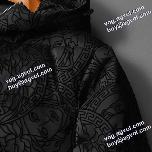 風も通さない ヴェルサーチスーパーコピー 2021秋冬 ヴェルサーチVERSACE 革ダウンジャケット シックスタイルに活躍 フィルパワーの高い