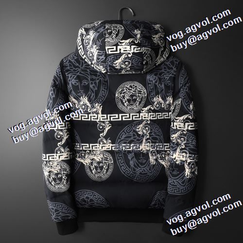 着心地 の良い フード取り外し不可 ヴェルサーチスーパーコピー 2021秋冬 ヴェルサーチVERSACE ダウンジャケット 高品質 人気