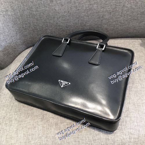 プラダ PRADAブランド コピー ハンドバッグ  ムダな装飾を排したデザイン 2021春夏 