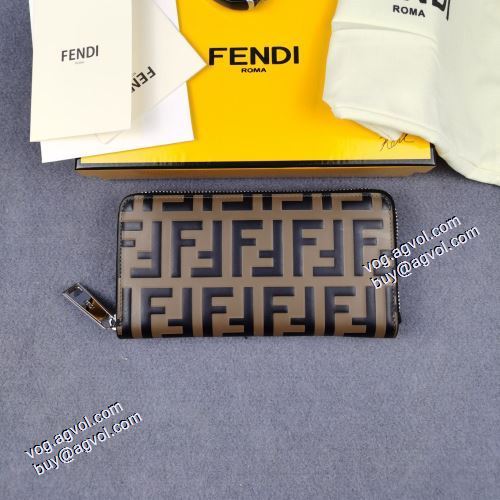  首胸ロゴ チェーンウオレット 紙幣入れ 二つ折り財布 FENDIコピー ブランド フェンディ FENDI 2021春夏 