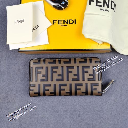  首胸ロゴ チェーンウオレット 紙幣入れ 二つ折り財布 FENDIコピー ブランド フェンディ FENDI 2021春夏 
