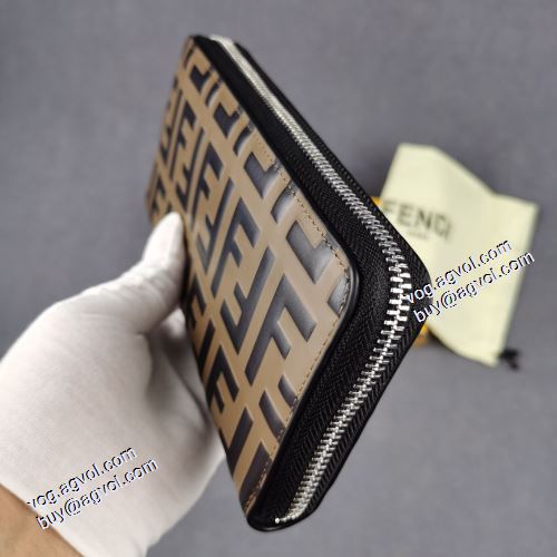  首胸ロゴ チェーンウオレット 紙幣入れ 二つ折り財布 FENDIコピー ブランド フェンディ FENDI 2021春夏 