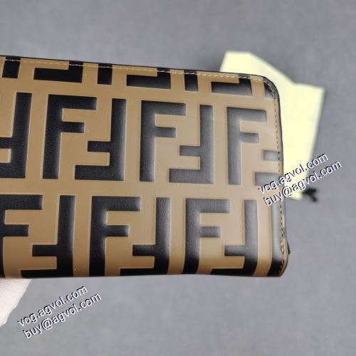  首胸ロゴ チェーンウオレット 紙幣入れ 二つ折り財布 FENDIコピー ブランド フェンディ FENDI 2021春夏 