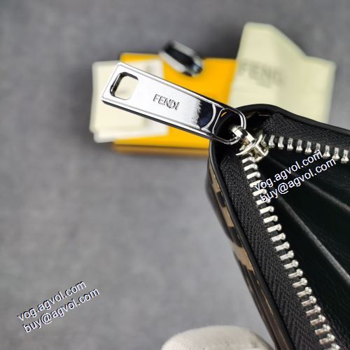  首胸ロゴ チェーンウオレット 紙幣入れ 二つ折り財布 FENDIコピー ブランド フェンディ FENDI 2021春夏 