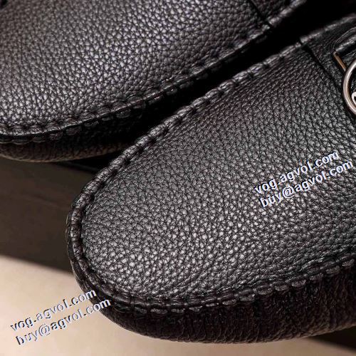 アルマーニブランドコピー 2021秋冬 フラットシューズ アルマーニ ARMANI ビット付き スリップオン 実用性に溢れるアイテム リゾートスタイル すべり防止