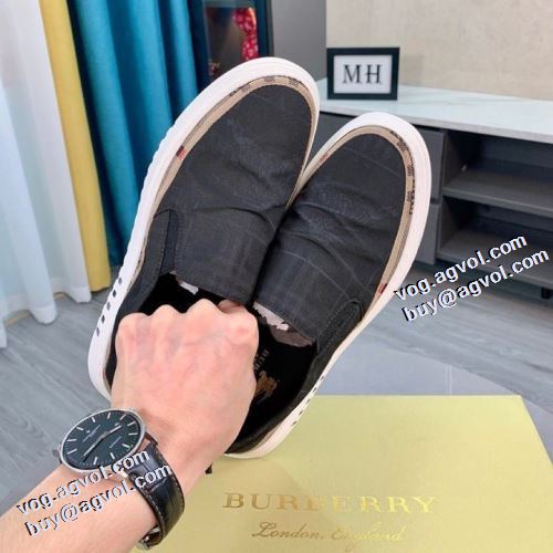バーバリーブランド コピー 実用性に溢れるアイテム 脱ぎ履きしやすい/着脱しやすい バーバリー BURBERRY カジュアルシューズ 2021秋冬 ローヒール 足馴染みのいい