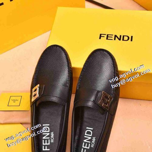2021秋冬 フェンディ FENDI フェンディスーパーコピー モカシンシューズ 着脱の簡単なスリップオンタイプ すべり防止 高級感ある 底にラバーが貼ってある 履き心地のいい