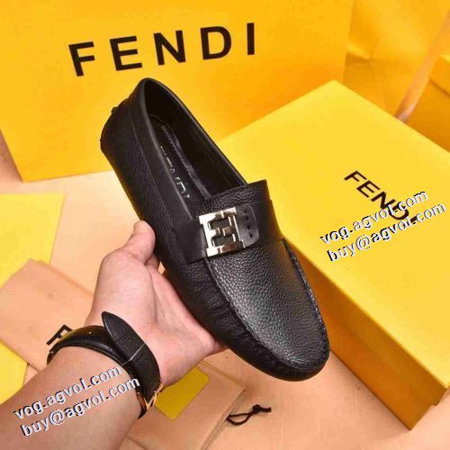 2021秋冬 フェンディ FENDI フェンディスーパーコピー モカシンシューズ 着脱の簡単なスリップオンタイプ すべり防止 高級感ある 底にラバーが貼ってある 履き心地のいい