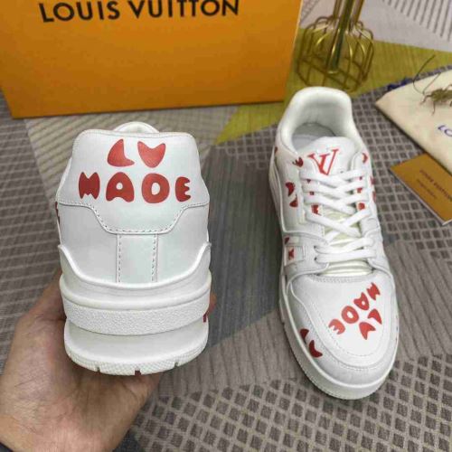 2022新作 ルイ ヴィトンコピーブランド 今一番HOTな新品 クッション加工 ルイ ヴィトン LOUIS VUITTON 優しい履き心地 ランニングシューズ