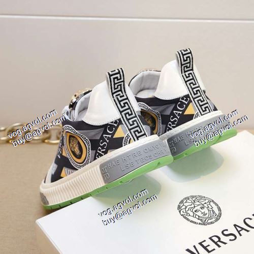 VERSACEブランド 偽物 通販 ヴェルサーチVERSACE 上品な輝きを放つ形 カジュアルシューズ 2021春夏 