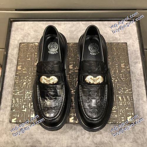 豊富なサイズ コンフォート 2021秋冬 ヴェルサーチVERSACE ビジネスシューズ 大人の雰囲気抜群 ヴェルサーチブランド 偽物 通販
