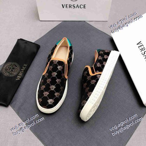 ヴェルサーチブランドスーパーコピー 2021秋冬 紐なし ヴェルサーチVERSACE 綺麗に決まるフォルム！カジュアルシューズ