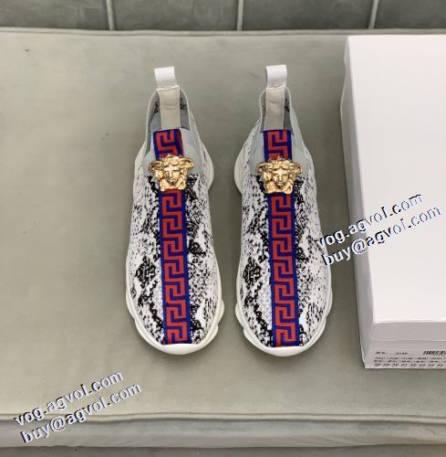 2色可選 スニーカー 軽量で疲れにくい 着脱の簡単なスリップオンタイプ 2021秋冬 ヴェルサーチVERSACE ヴェルサーチスーパーコピー 人気販売中