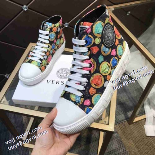 2021秋冬 ヴェルサーチVERSACE 高品質 人気 ハイトップシューズ 履き心地のいい 2色可選 これからの季節の足元のアクセント 秋冬 ヴェルサーチ偽物ブランド