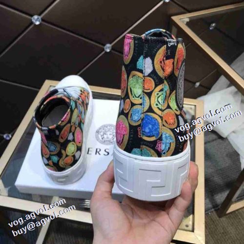 2021秋冬 ヴェルサーチVERSACE 高品質 人気 ハイトップシューズ 履き心地のいい 2色可選 これからの季節の足元のアクセント 秋冬 ヴェルサーチ偽物ブランド
