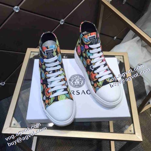 2021秋冬 ヴェルサーチVERSACE 高品質 人気 ハイトップシューズ 履き心地のいい 2色可選 これからの季節の足元のアクセント 秋冬 ヴェルサーチ偽物ブランド