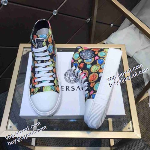2021秋冬 ヴェルサーチVERSACE 高品質 人気 ハイトップシューズ 履き心地のいい 2色可選 これからの季節の足元のアクセント 秋冬 ヴェルサーチ偽物ブランド