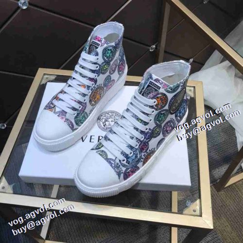 2021秋冬 ヴェルサーチVERSACE 高品質 人気 ハイトップシューズ 履き心地のいい 2色可選 これからの季節の足元のアクセント 秋冬 ヴェルサーチ偽物ブランド