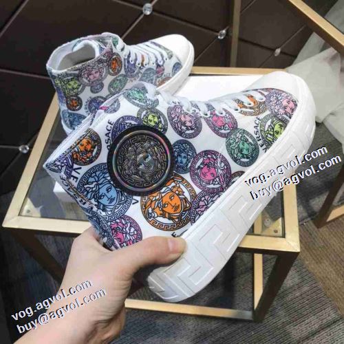 2021秋冬 ヴェルサーチVERSACE 高品質 人気 ハイトップシューズ 履き心地のいい 2色可選 これからの季節の足元のアクセント 秋冬 ヴェルサーチ偽物ブランド