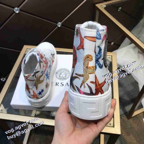 綺麗に決まるフォルム！2021秋冬 ヴェルサーチVERSACE ハイカットスニーカー 履き心地抜群 冬用防寒 リゾートスタイル ポップ ヴェルサーチブランドスーパーコピー