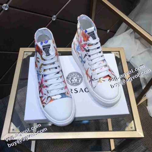 綺麗に決まるフォルム！2021秋冬 ヴェルサーチVERSACE ハイカットスニーカー 履き心地抜群 冬用防寒 リゾートスタイル ポップ ヴェルサーチブランドスーパーコピー
