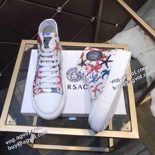 綺麗に決まるフォルム！2021秋冬 ヴェルサーチVERSACE ハイカットスニーカー 履き心地抜群 冬用防寒 リゾートスタイル ポップ ヴェルサーチブランドスーパーコピー