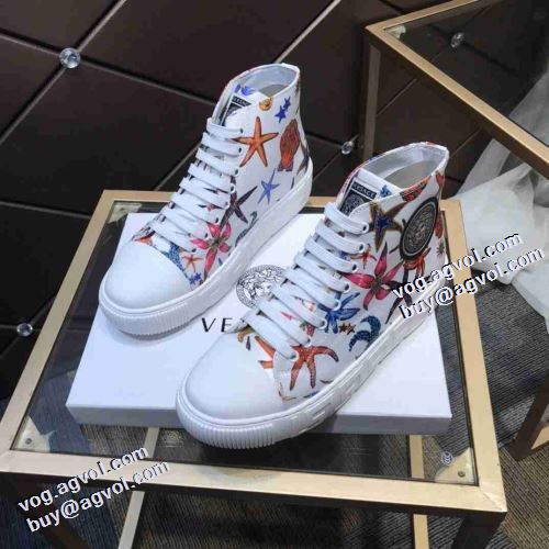 綺麗に決まるフォルム！2021秋冬 ヴェルサーチVERSACE ハイカットスニーカー 履き心地抜群 冬用防寒 リゾートスタイル ポップ ヴェルサーチブランドスーパーコピー