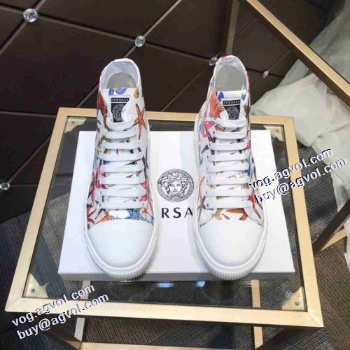綺麗に決まるフォルム！2021秋冬 ヴェルサーチVERSACE ハイカットスニーカー 履き心地抜群 冬用防寒 リゾートスタイル ポップ ヴェルサーチブランドスーパーコピー