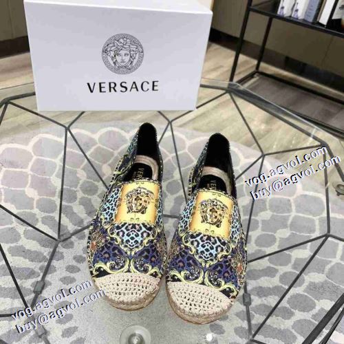 2021秋冬 ヴェルサーチVERSACE モカシンシューズ 紐なし 人気商品登場 脱ぎ履きしやすい/着脱しやすい ヴェルサーチブランド コピー 滑りにくい