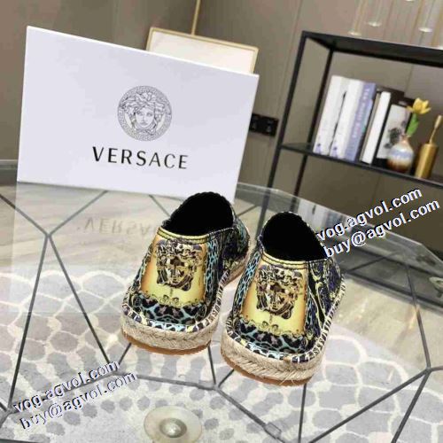 2021秋冬 ヴェルサーチVERSACE モカシンシューズ 紐なし 人気商品登場 脱ぎ履きしやすい/着脱しやすい ヴェルサーチブランド コピー 滑りにくい