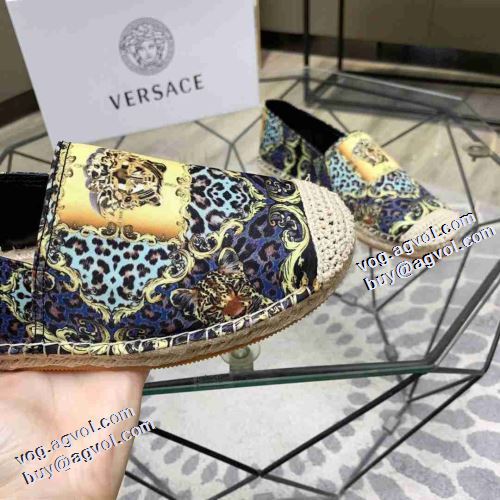 2021秋冬 ヴェルサーチVERSACE モカシンシューズ 紐なし 人気商品登場 脱ぎ履きしやすい/着脱しやすい ヴェルサーチブランド コピー 滑りにくい