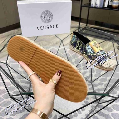 2021秋冬 ヴェルサーチVERSACE モカシンシューズ 紐なし 人気商品登場 脱ぎ履きしやすい/着脱しやすい ヴェルサーチブランド コピー 滑りにくい