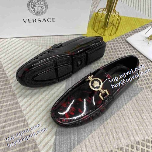 スタイリッシュな印象 2021秋冬 ヴェルサーチVERSACE ローファー 紐なし 汚れも目立ちにくい 脱ぎ履きしやすい/着脱しやすい ヴェルサーチコピー ブランド
