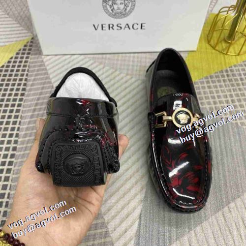 スタイリッシュな印象 2021秋冬 ヴェルサーチVERSACE ローファー 紐なし 汚れも目立ちにくい 脱ぎ履きしやすい/着脱しやすい ヴェルサーチコピー ブランド