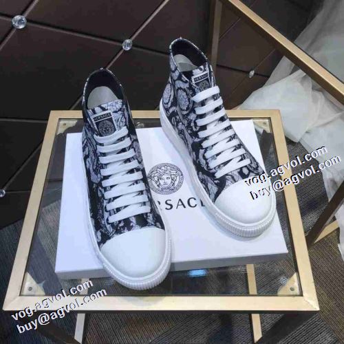 2021秋冬 ヴェルサーチVERSACE 超目玉 2色可選 靴の滑り止め ヴェルサーチスーパーコピー 激安 秋冬 大人の雰囲気抜群 ハイトップシューズ 極上シューズ