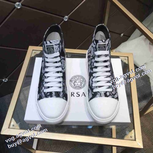 2021秋冬 ヴェルサーチVERSACE 超目玉 2色可選 靴の滑り止め ヴェルサーチスーパーコピー 激安 秋冬 大人の雰囲気抜群 ハイトップシューズ 極上シューズ