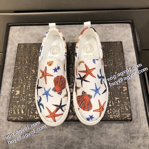 デザイン性の高い 2021秋冬 ヴェルサーチVERSACE 紐なし 軽い履き心地 フラットシューズ これからの季節の足元のアクセント ヴェルサーチ偽物ブランド