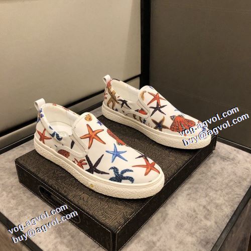 デザイン性の高い 2021秋冬 ヴェルサーチVERSACE 紐なし 軽い履き心地 フラットシューズ これからの季節の足元のアクセント ヴェルサーチ偽物ブランド
