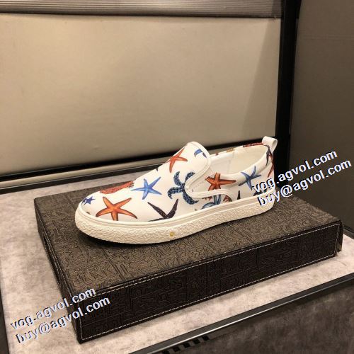 デザイン性の高い 2021秋冬 ヴェルサーチVERSACE 紐なし 軽い履き心地 フラットシューズ これからの季節の足元のアクセント ヴェルサーチ偽物ブランド