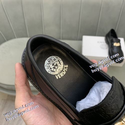 2021秋冬 ヴェルサーチVERSACE ローファー 強力撥水加工 男性 紳士 結婚式 フォーマル ビジネス 通学 存在感のある 軽い履き心地 ヴェルサーチブランドスーパーコピー