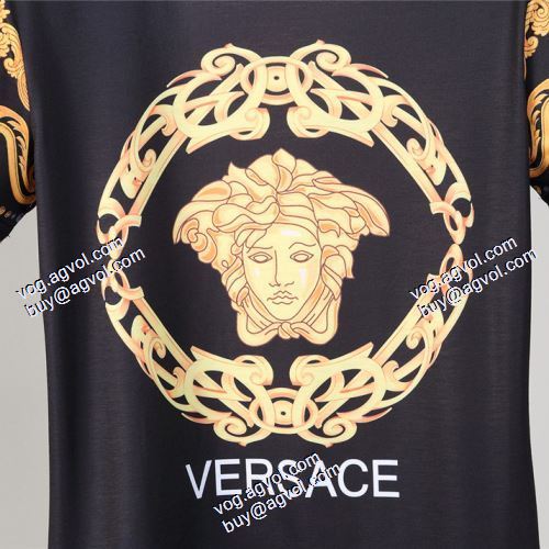 半袖シャツ VERSACEブランドコピー ヴェルサーチVERSACE  2021春夏 綺麗に決まるフォルム！